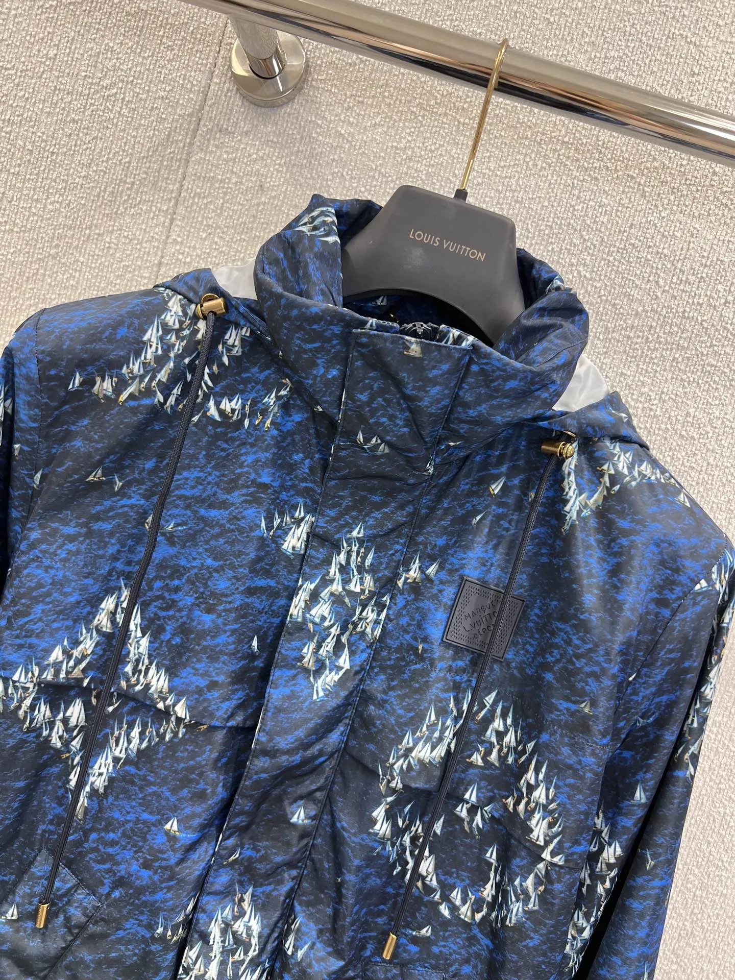 Louis Vuitton 新作黒帆船のプリントフード付きジャケット - 画像 (5)