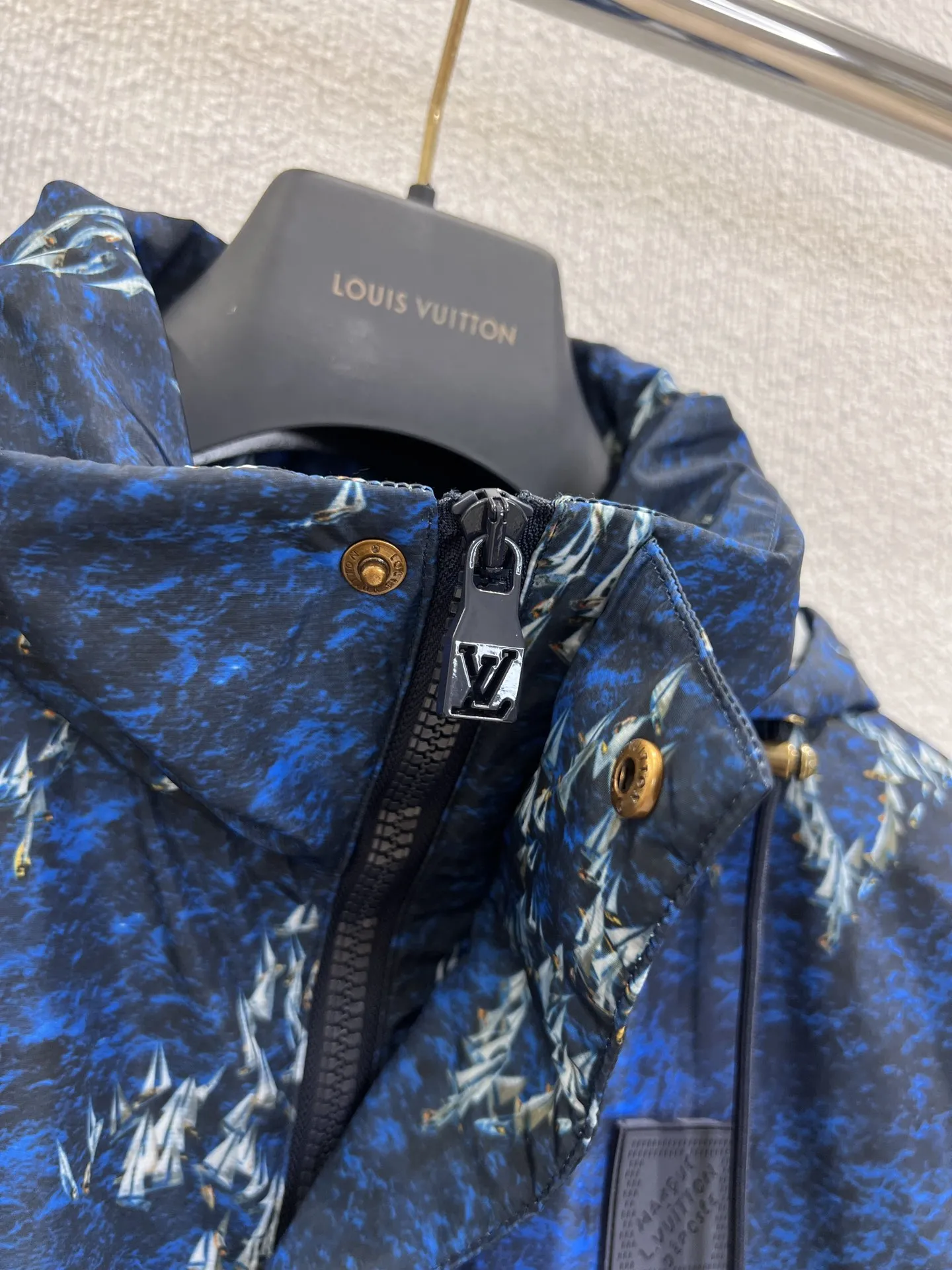Louis Vuitton 新作黒帆船のプリントフード付きジャケット - 画像 (6)
