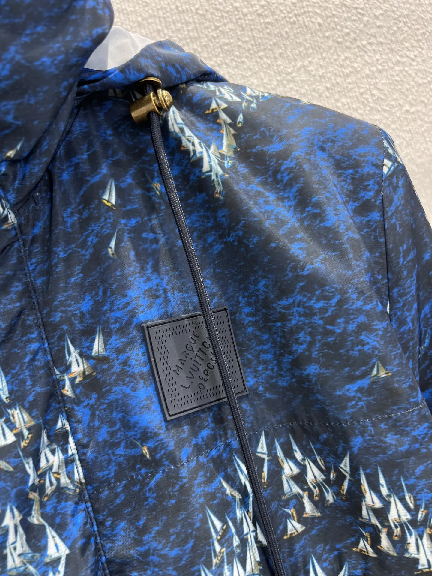 Louis Vuitton 新作黒帆船のプリントフード付きジャケット - 画像 (7)