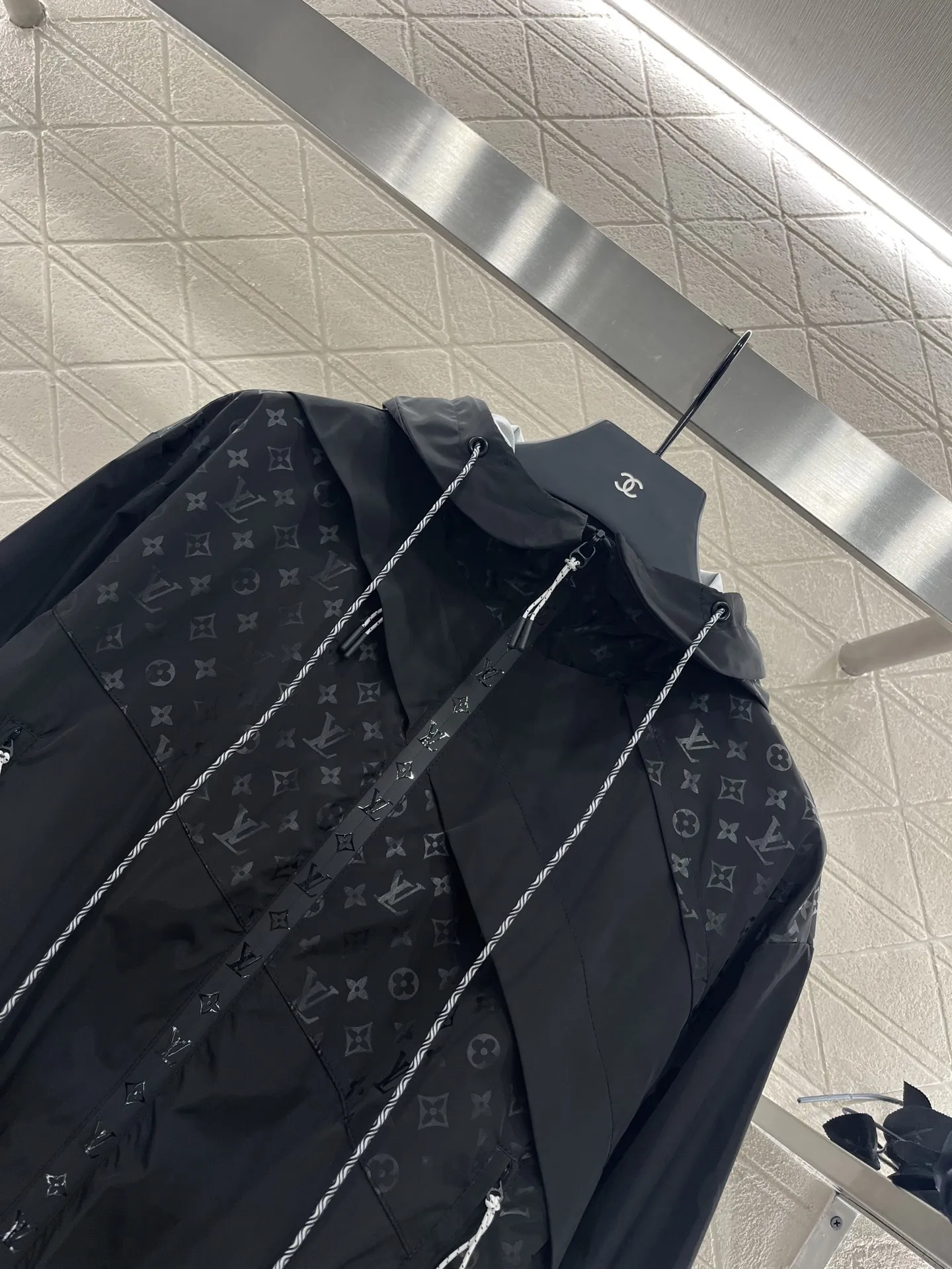 Louis Vuitton新作黒フード付きコート - 画像 (4)