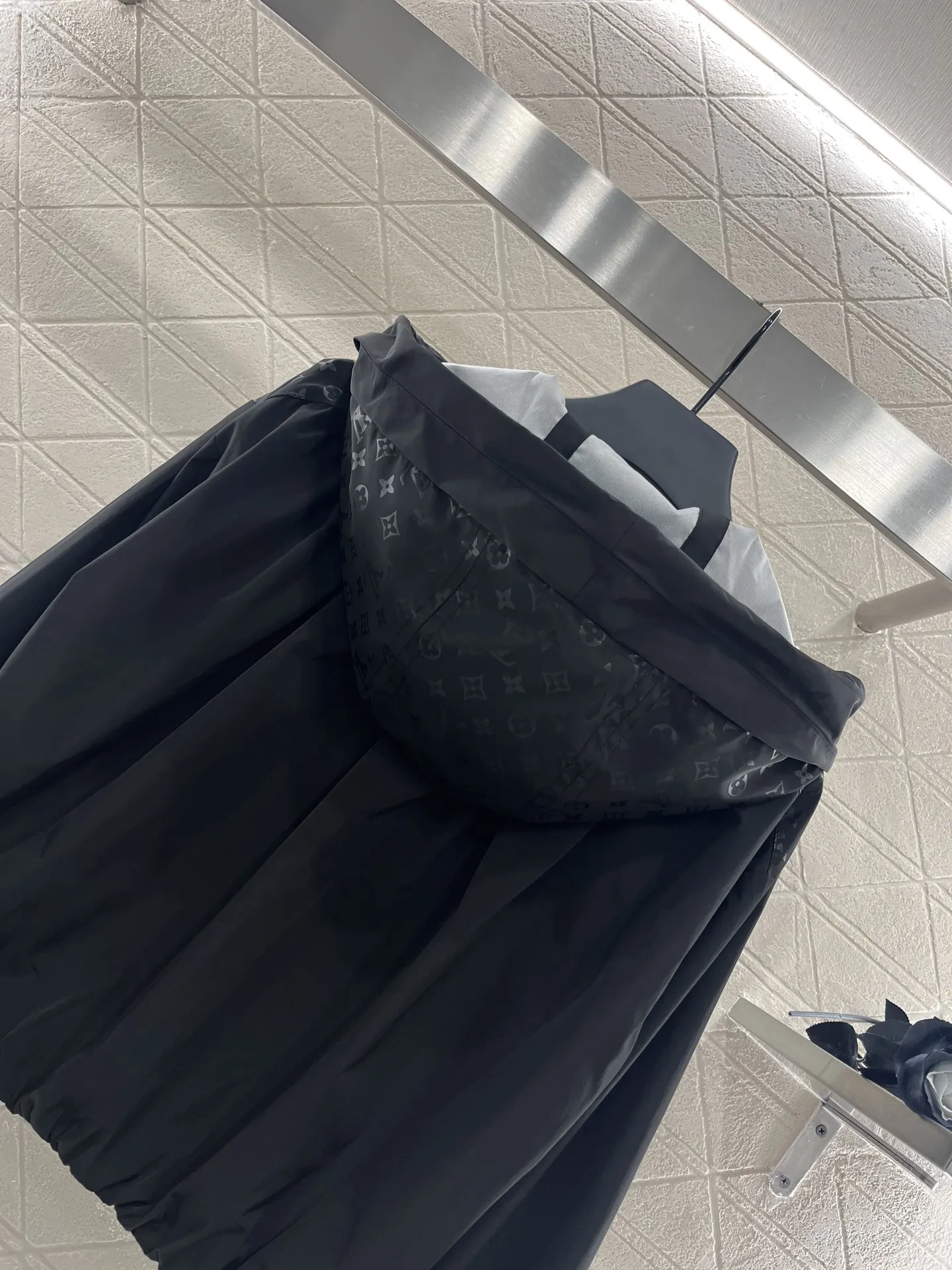 Louis Vuitton新作黒フード付きコート - 画像 (5)