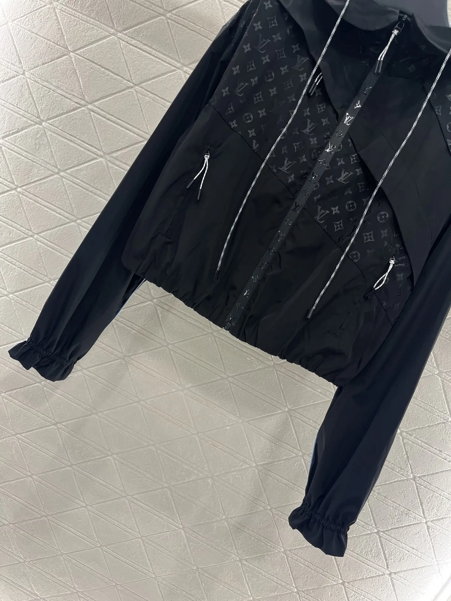 Louis Vuitton新作黒フード付きコート - 画像 (6)