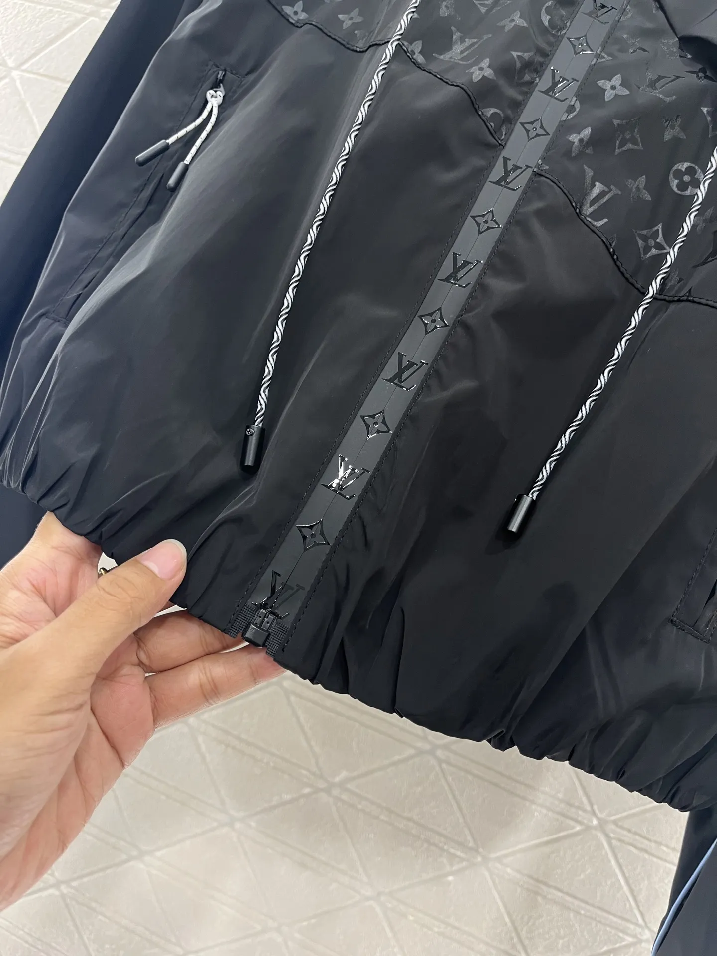 Louis Vuitton新作黒フード付きコート - 画像 (7)