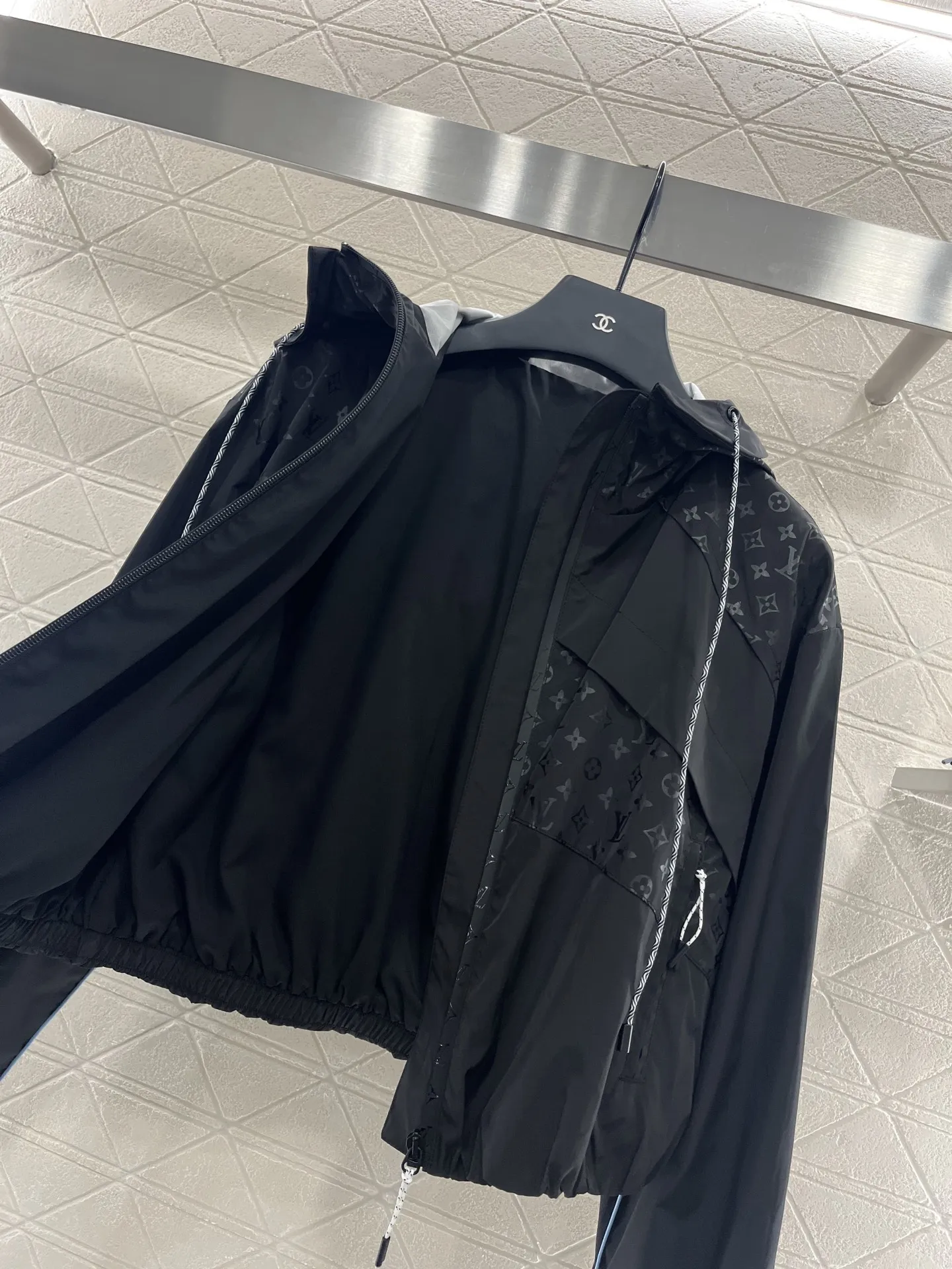 Louis Vuitton新作黒フード付きコート - 画像 (9)