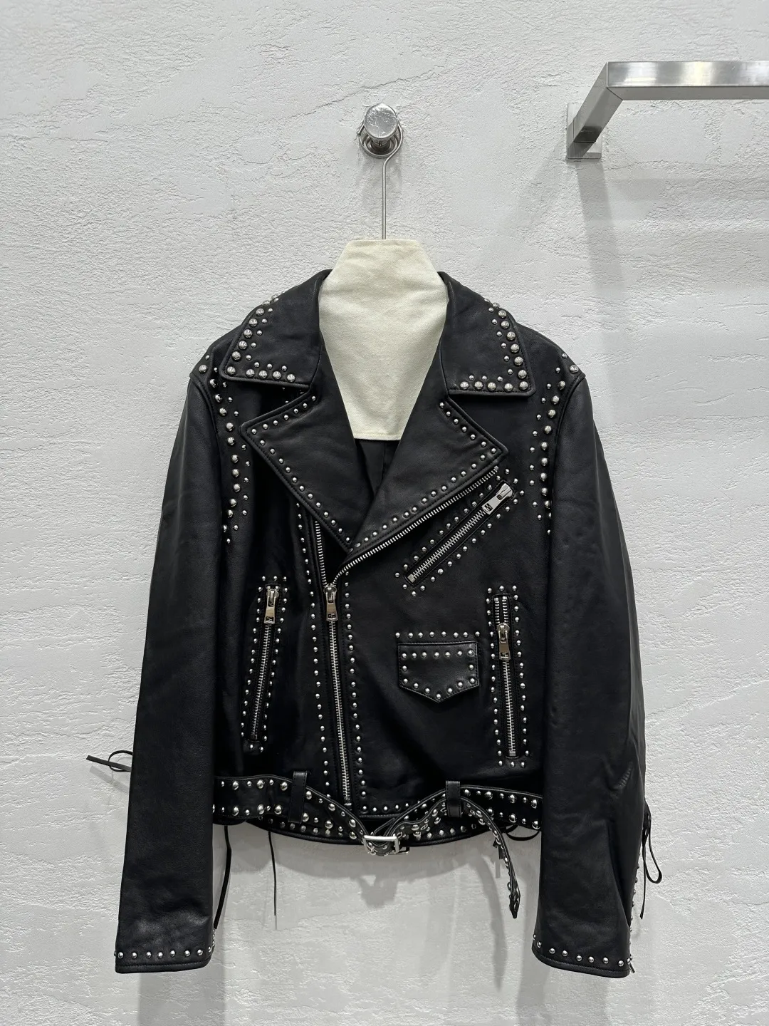 セリーヌ新作黒レザージャケットフード付き