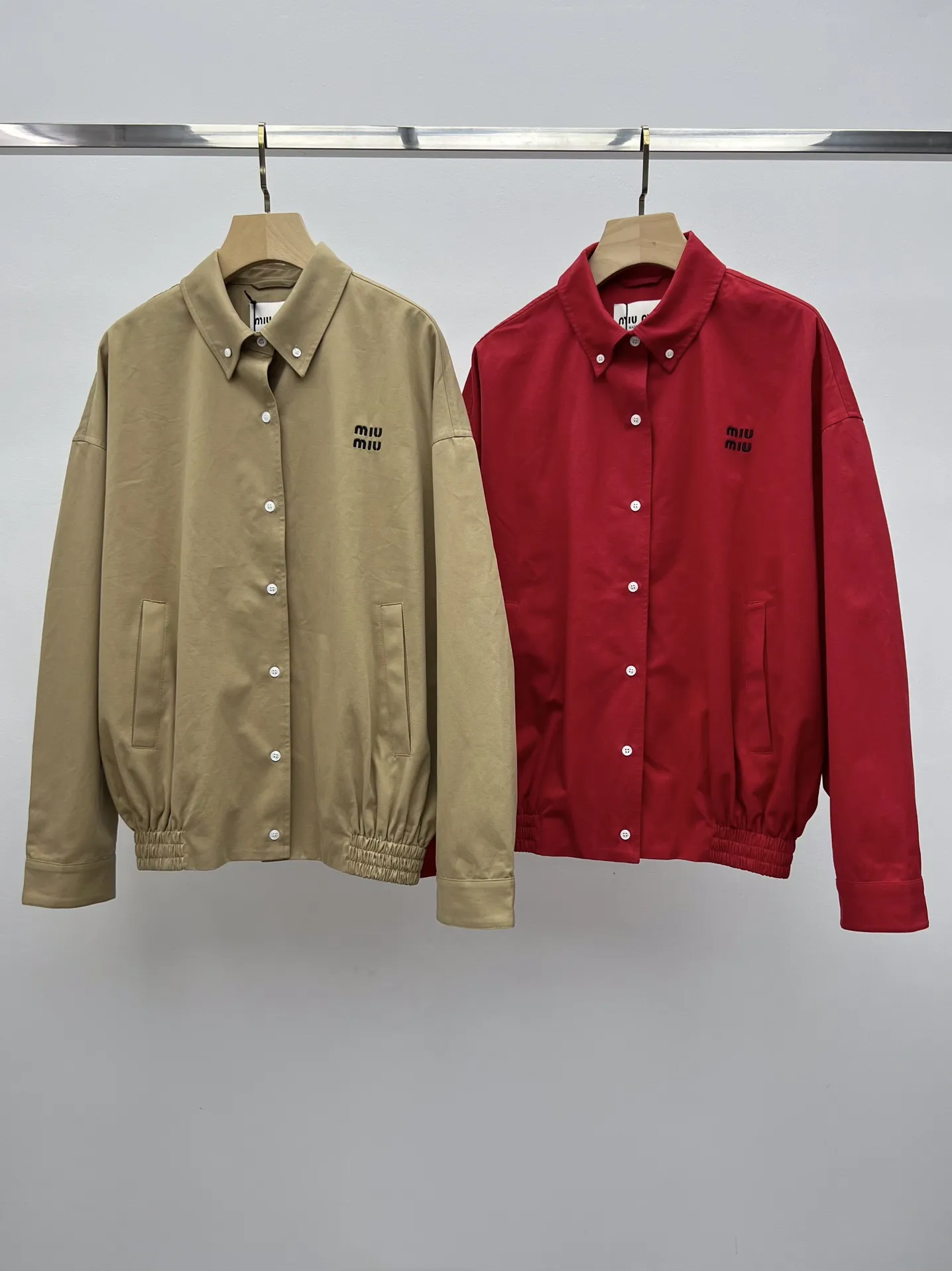 miumiu新作綿の質感ジャケット黒赤中くらいの長さ