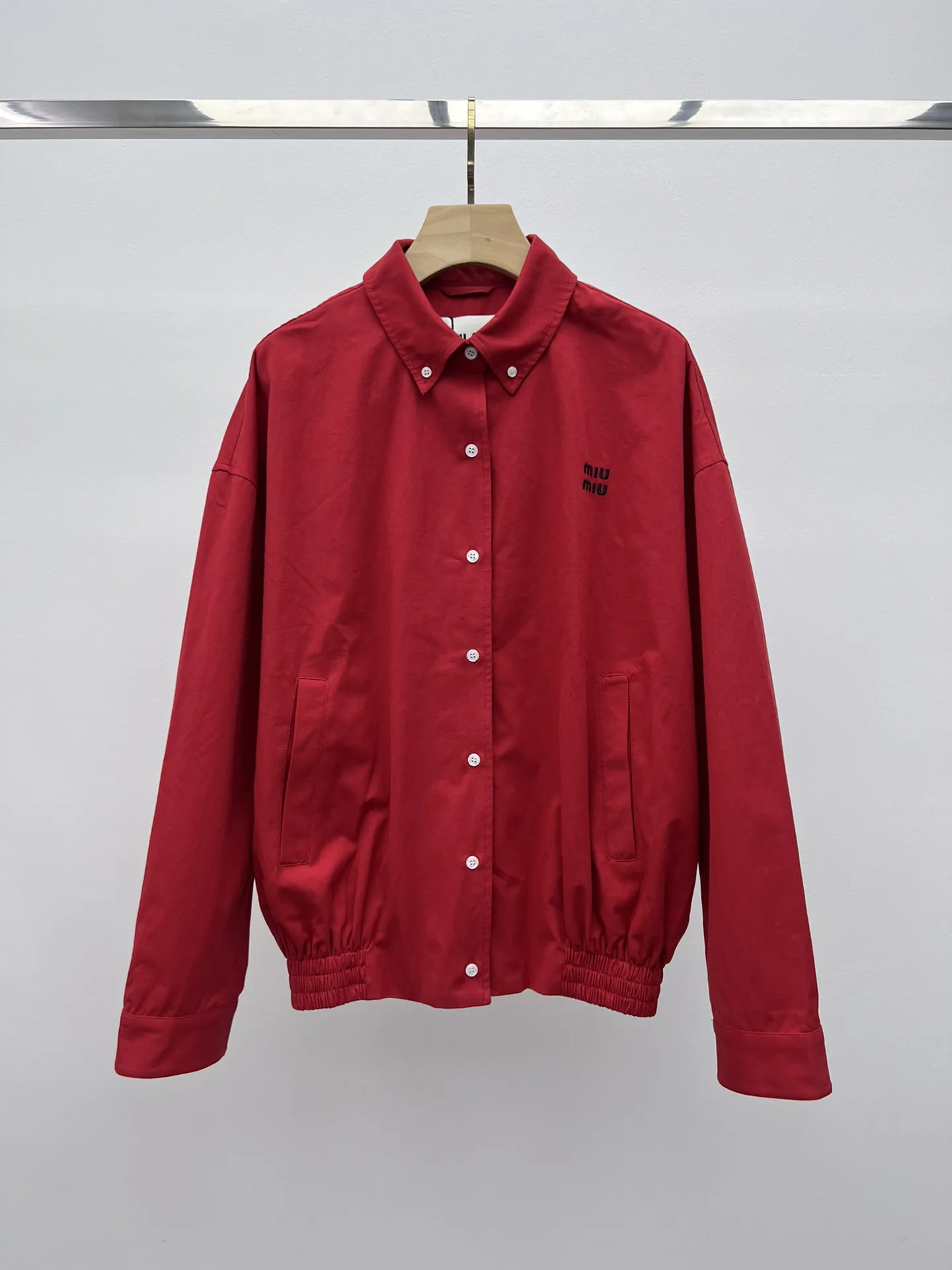 miumiu新作綿の質感ジャケット黒赤中くらいの長さ - 画像 (3)
