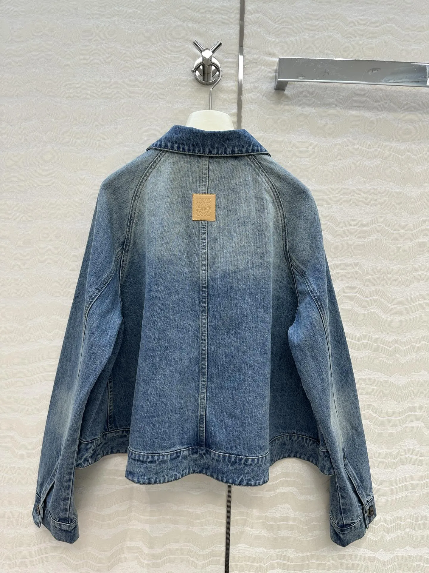 Loewe 新作黒デニムジャケットAラインスタイル - 画像 (9)