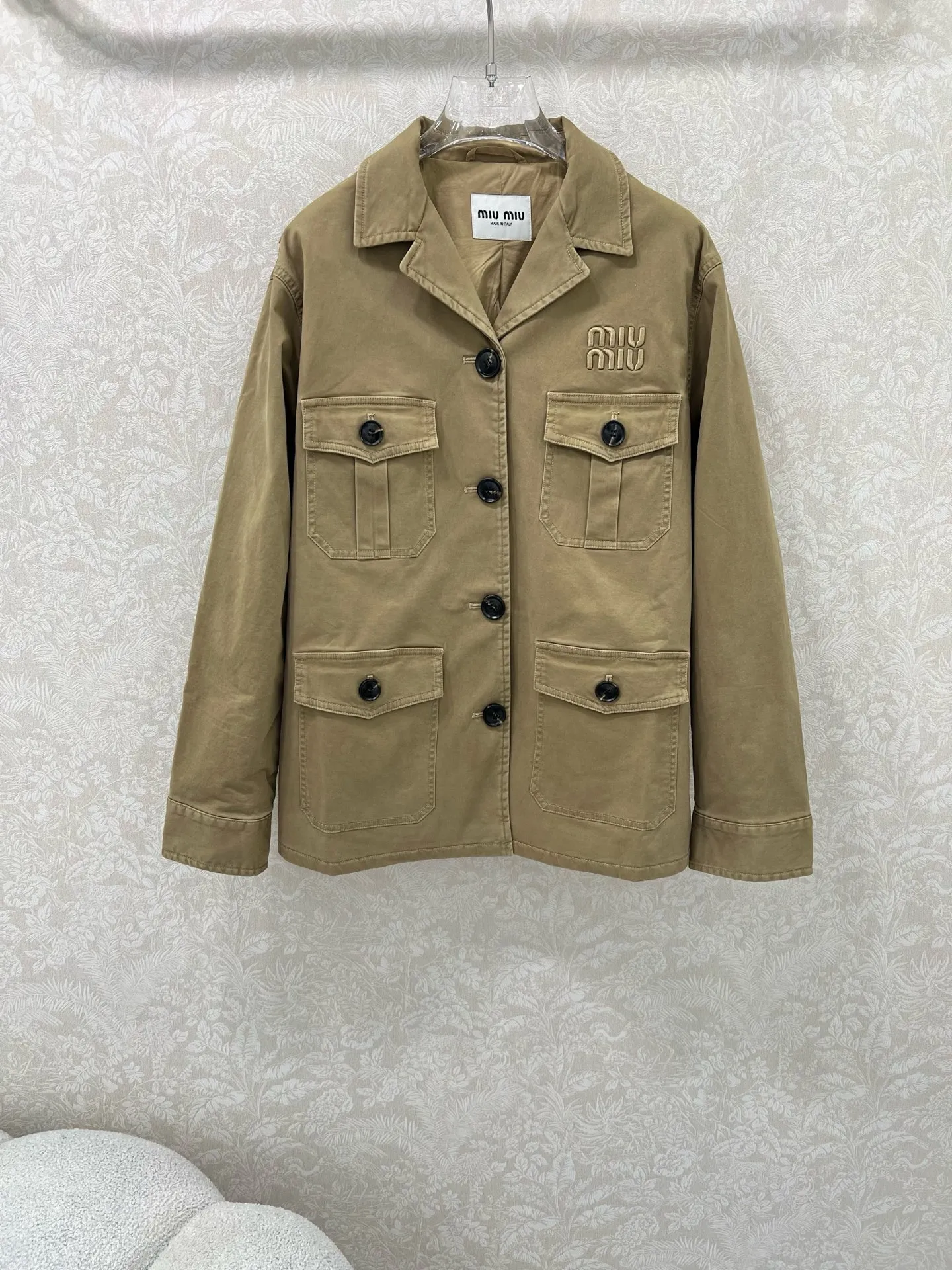 Miu Miu新作ベージュラペルジャケット