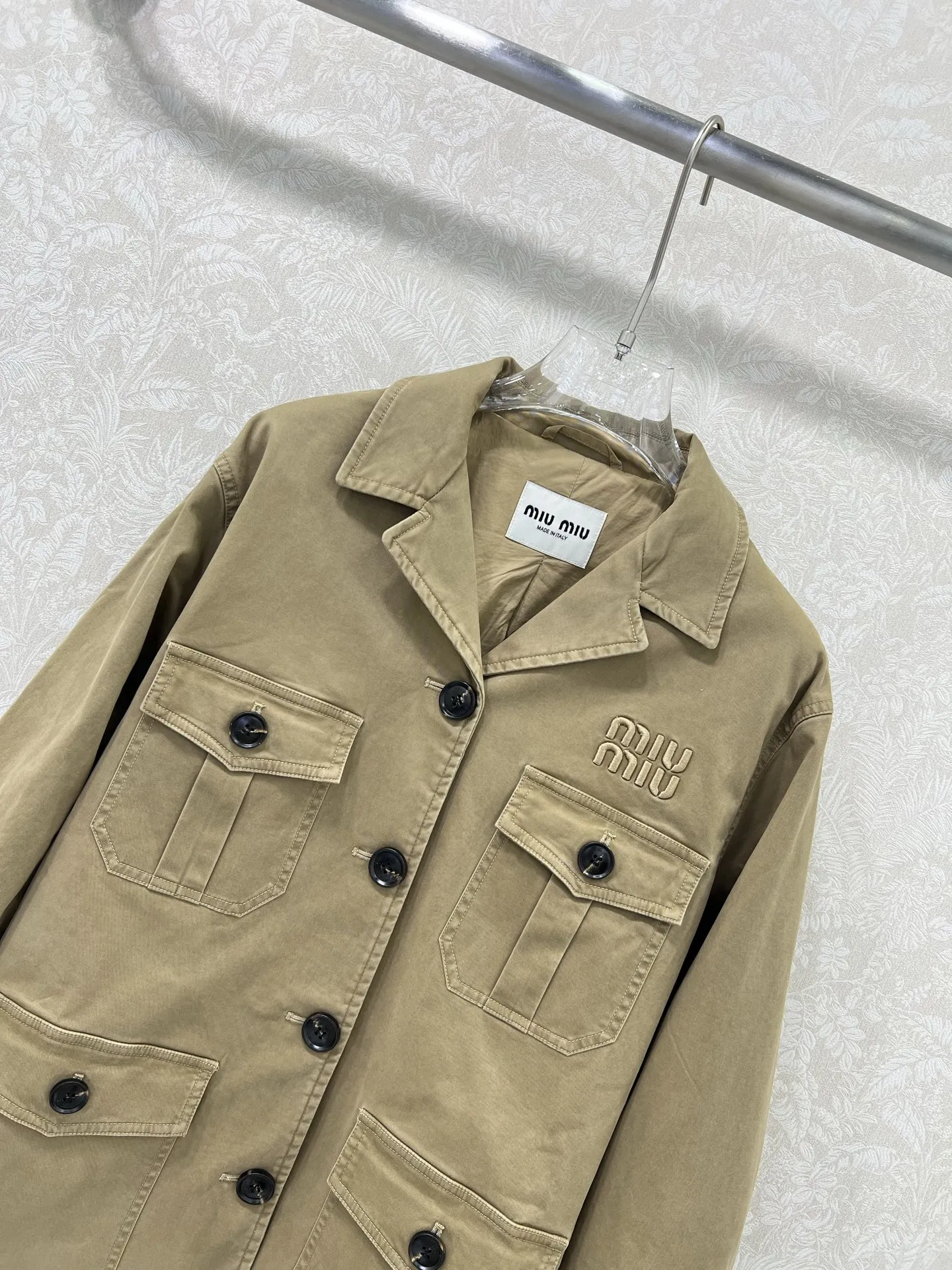 Miu Miu新作ベージュラペルジャケット - 画像 (4)