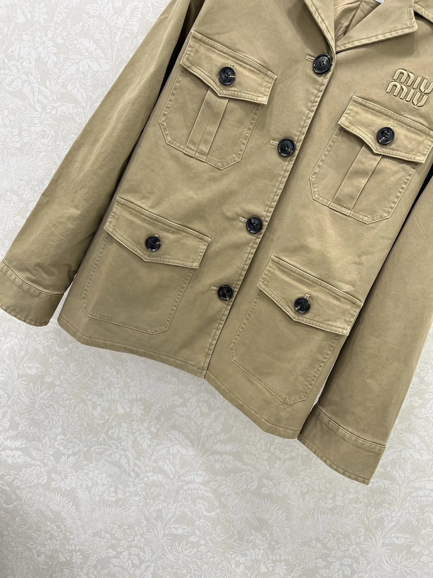 Miu Miu新作ベージュラペルジャケット - 画像 (5)