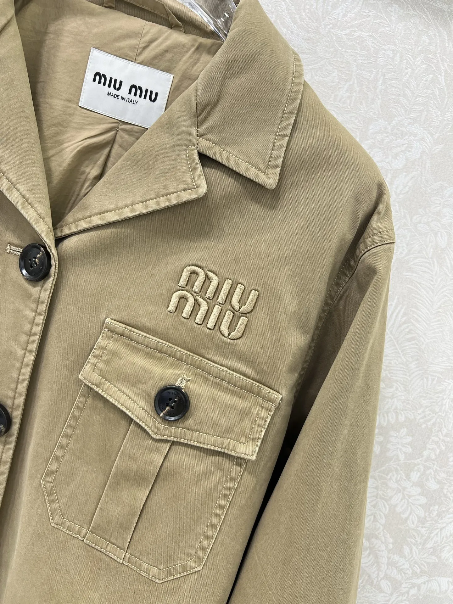 Miu Miu新作ベージュラペルジャケット - 画像 (6)