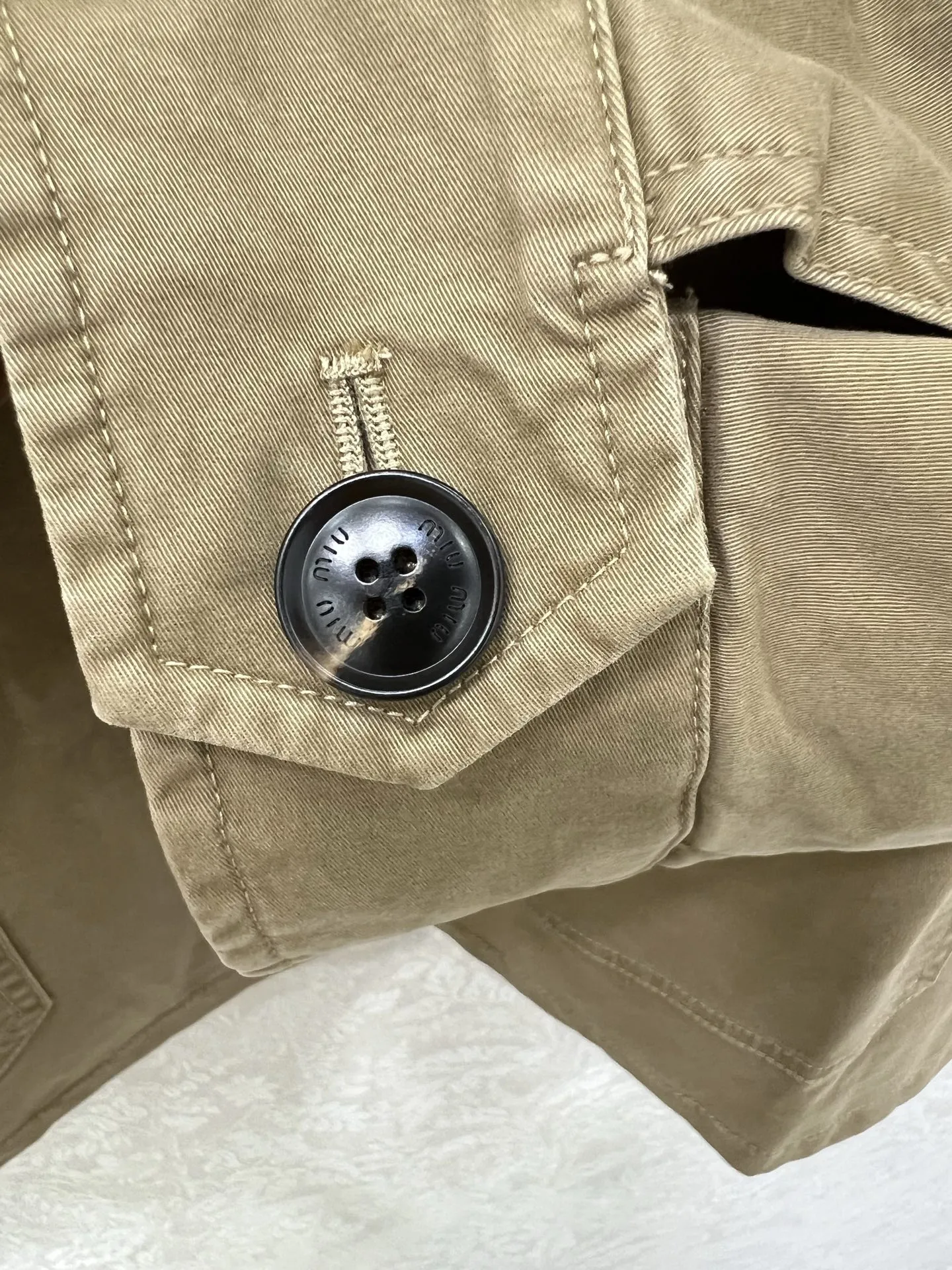 Miu Miu新作ベージュラペルジャケット - 画像 (7)