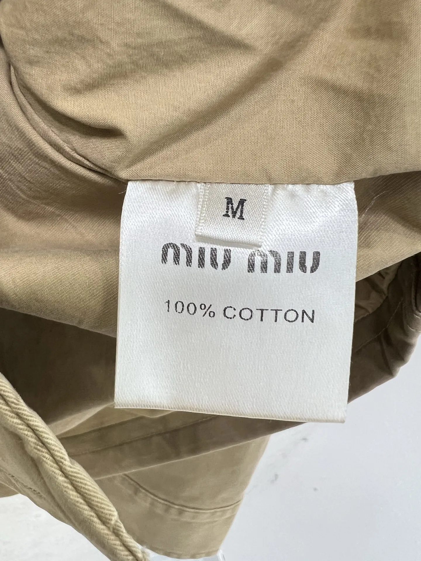 Miu Miu新作ベージュラペルジャケット - 画像 (8)