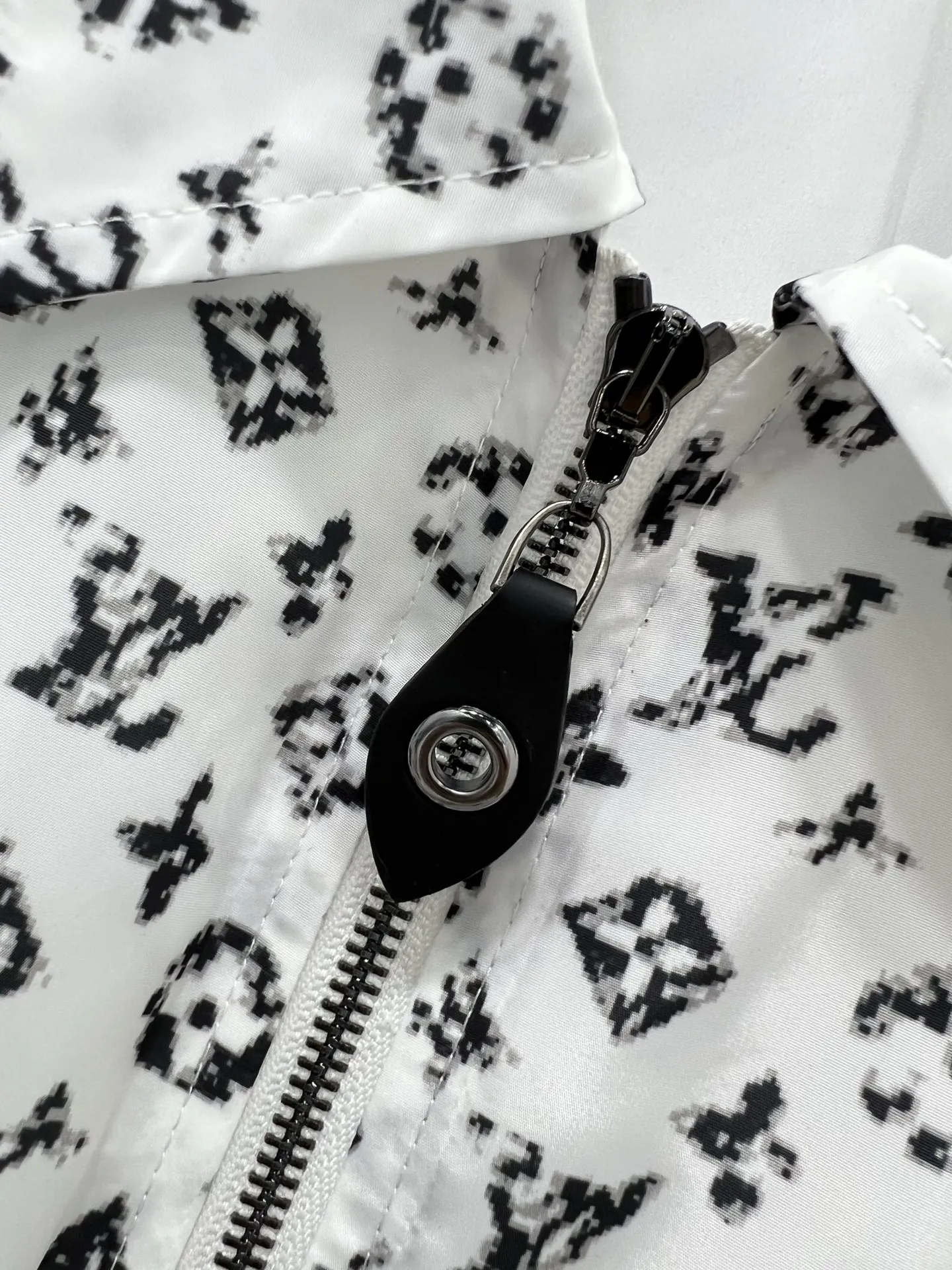 Louis Vuitton新作黒ラペル印刷ジャケット - 画像 (3)