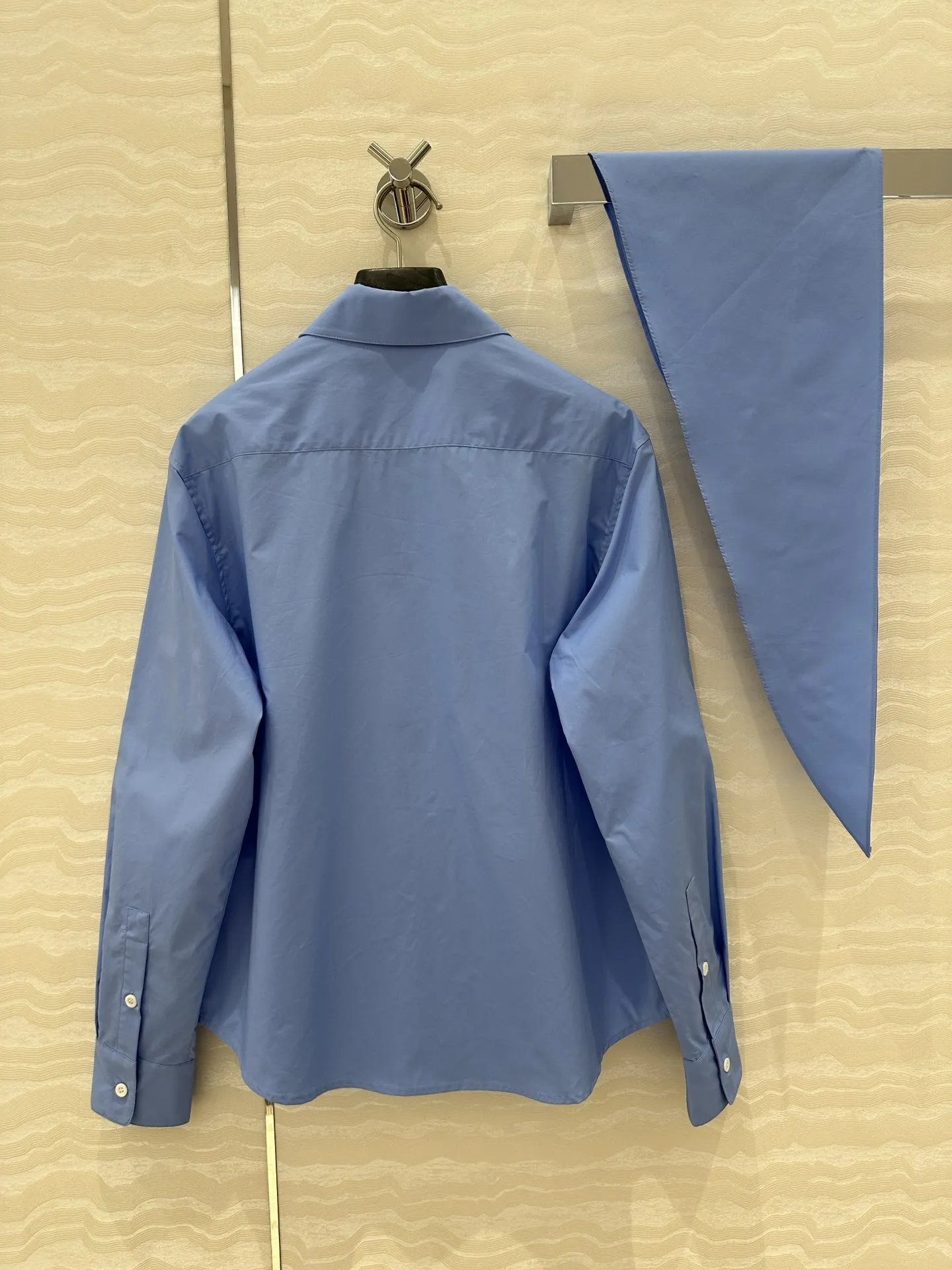 Miu Miu ブルー スカーフカラーシャツ - 画像 (10)