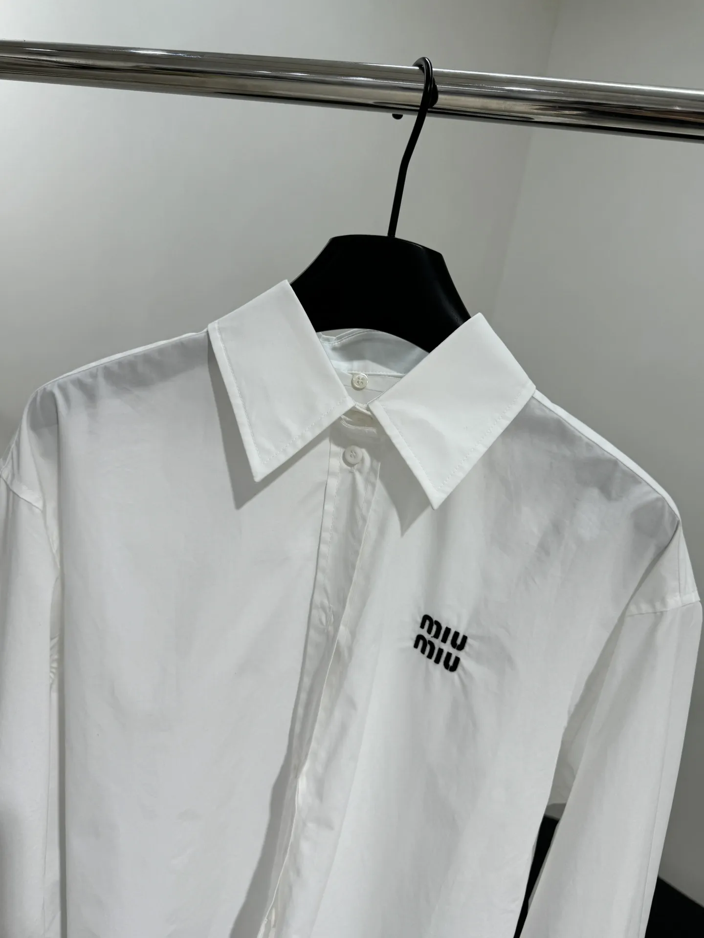Miu Miu新作白カレッジスタイルシャツ - 画像 (3)