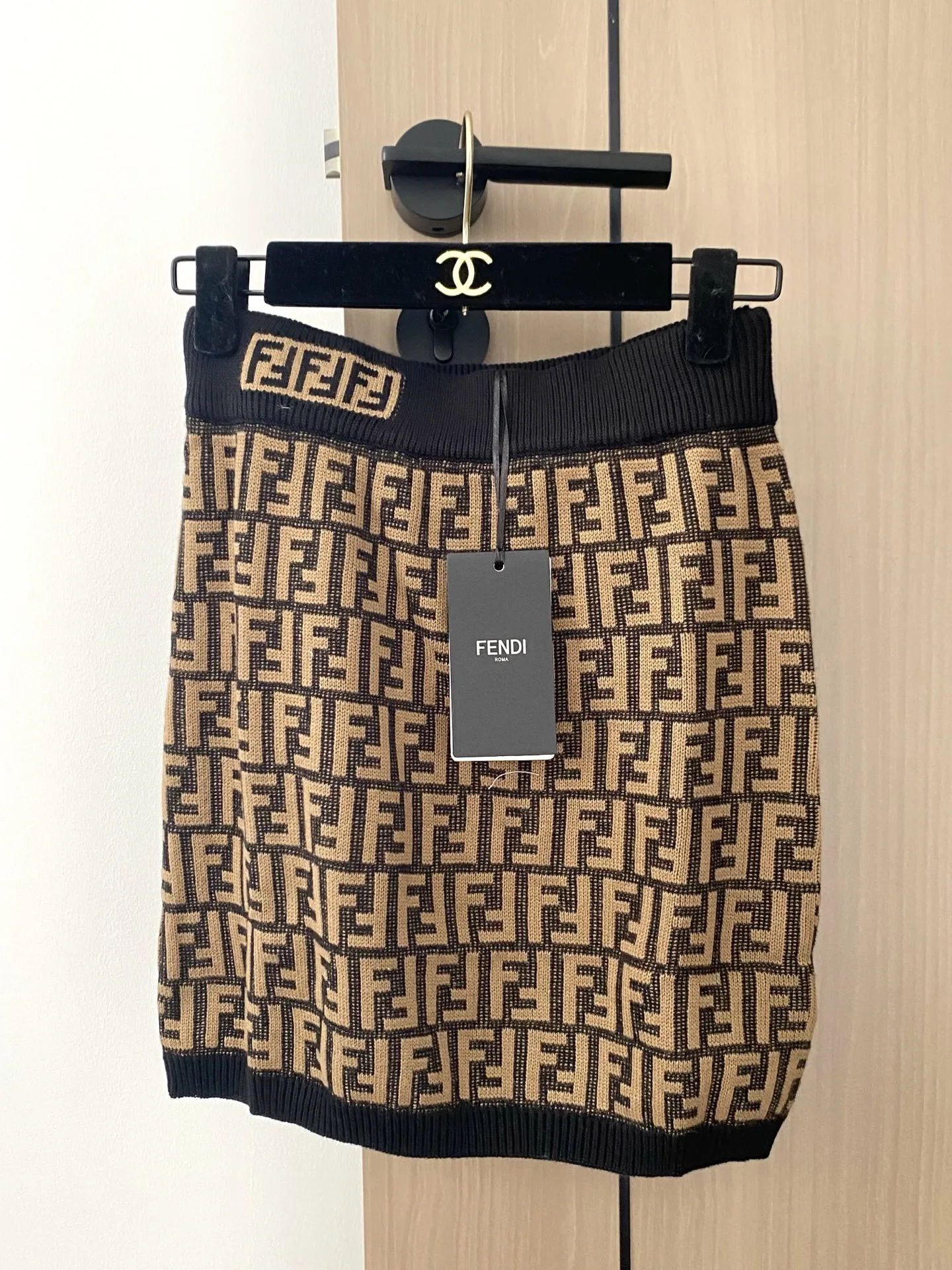 Fendi 25ss ツーカラーモノグラムスカート ブラックとベージュ