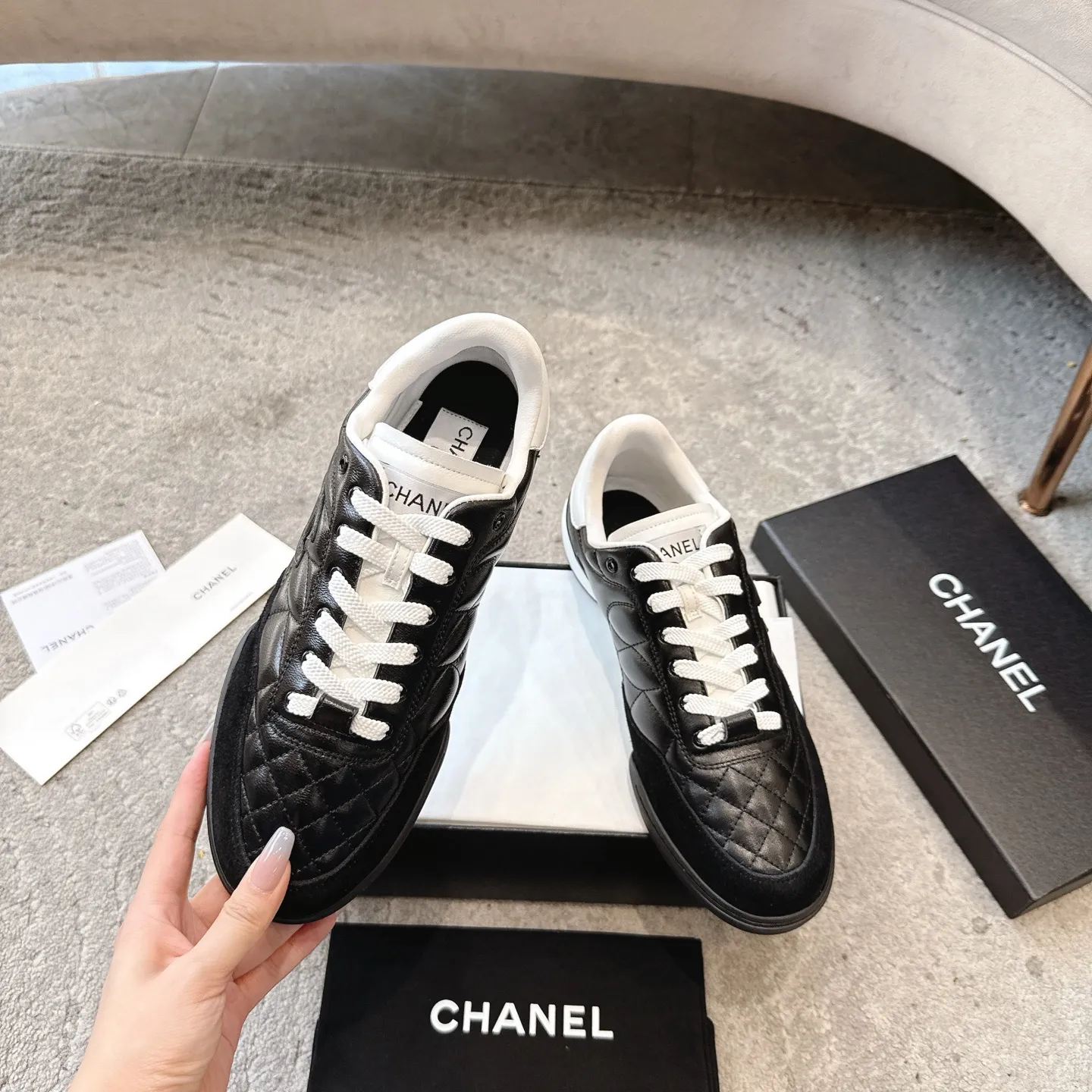 CHANEL 25s ラムスキンのダイヤモンドパターン 黒白テニスシューズ - 画像 (3)