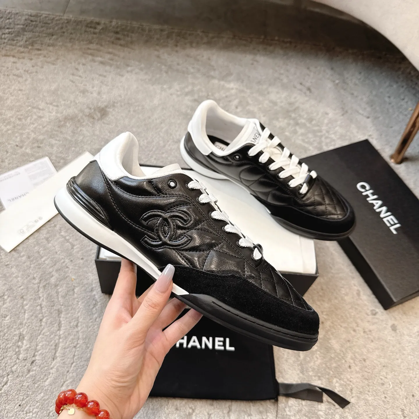 CHANEL 25s ラムスキンのダイヤモンドパターン 黒白テニスシューズ - 画像 (4)