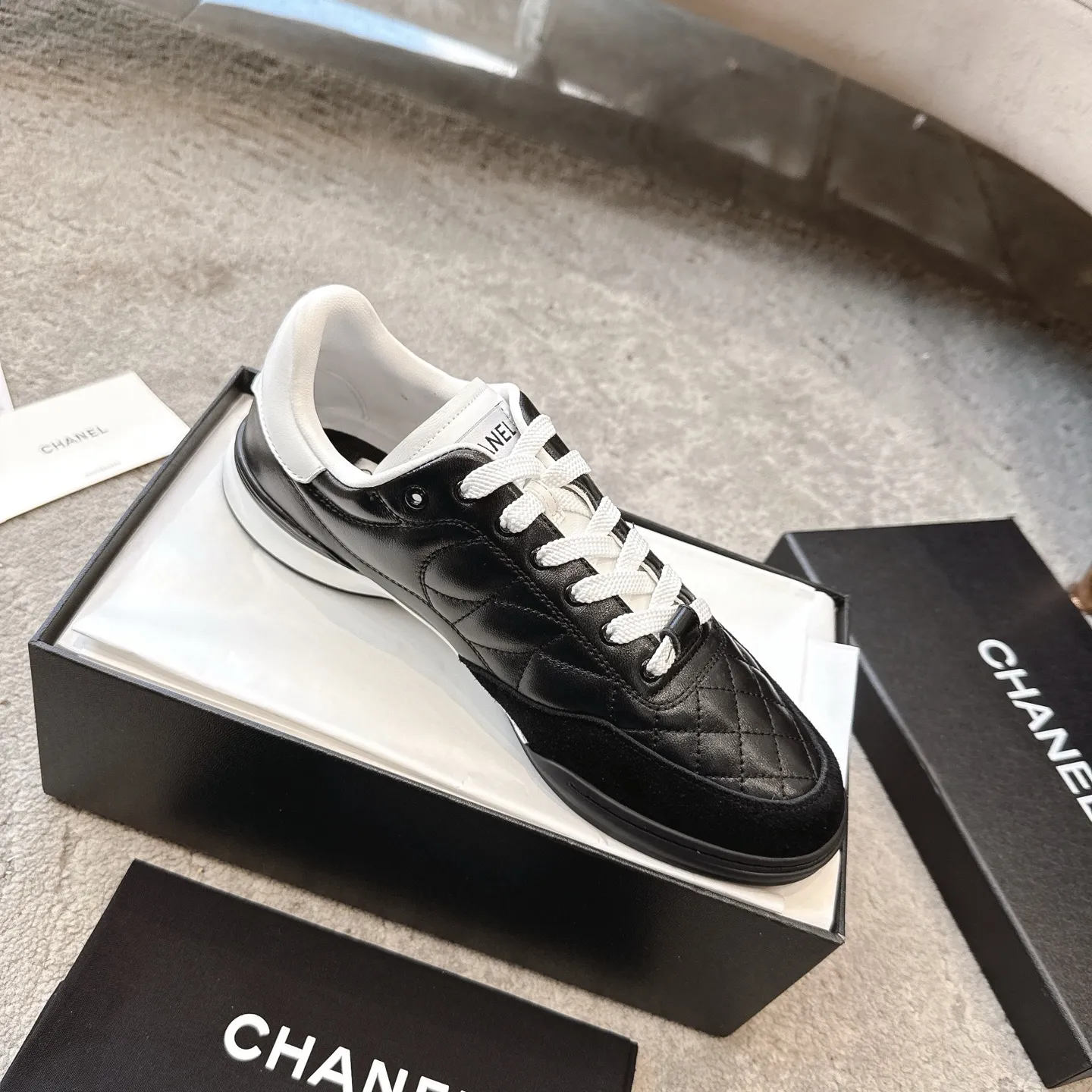 CHANEL 25s ラムスキンのダイヤモンドパターン 黒白テニスシューズ - 画像 (5)