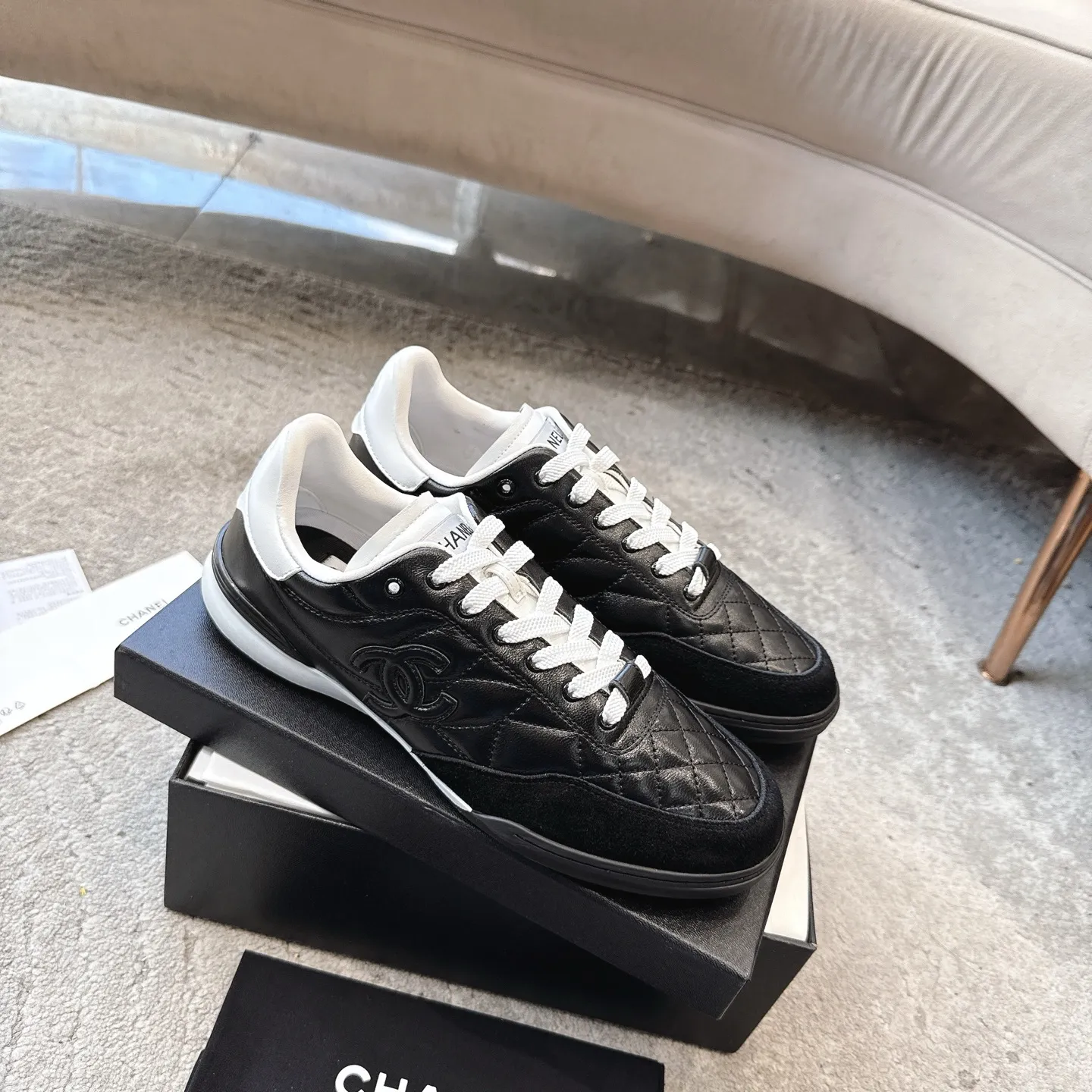 CHANEL 25s ラムスキンのダイヤモンドパターン 黒白テニスシューズ - 画像 (6)