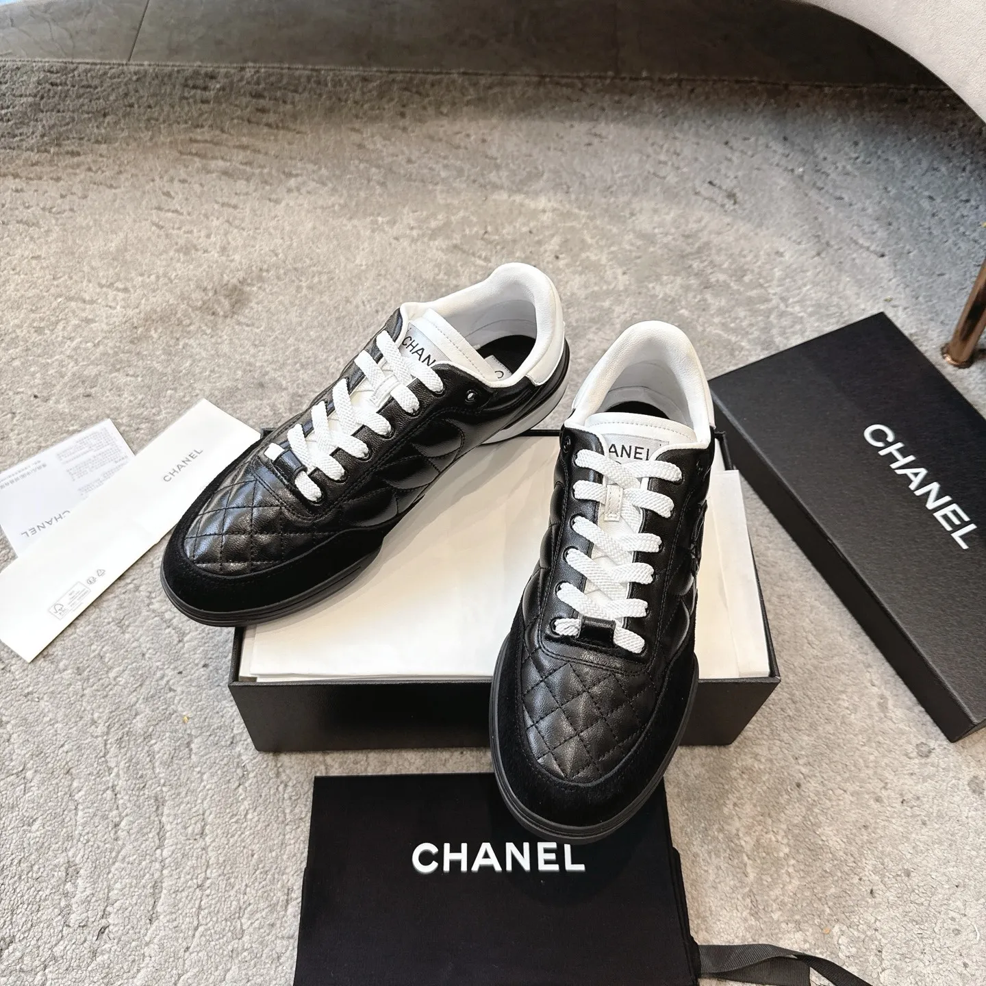 CHANEL 25s ラムスキンのダイヤモンドパターン 黒白テニスシューズ - 画像 (7)