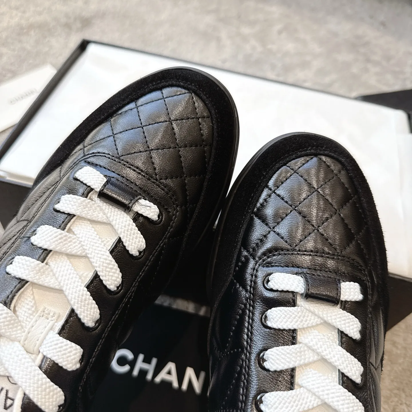 CHANEL 25s ラムスキンのダイヤモンドパターン 黒白テニスシューズ - 画像 (8)