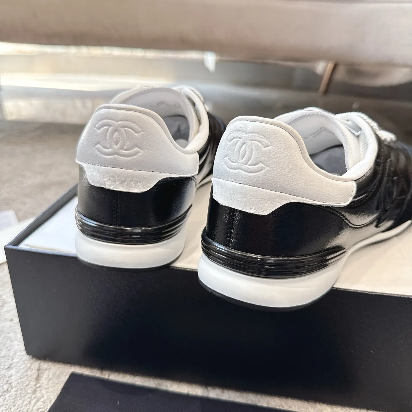 CHANEL 25s ラムスキンのダイヤモンドパターン 黒白テニスシューズ - 画像 (9)