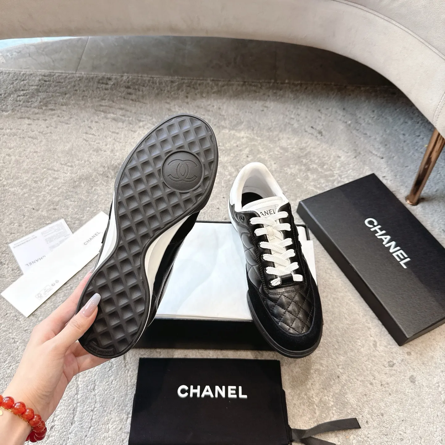 CHANEL 25s ラムスキンのダイヤモンドパターン 黒白テニスシューズ - 画像 (10)