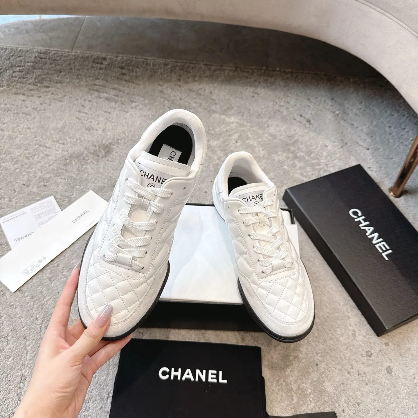 CHANEL 25s ラムスキンのダイヤモンドパターン 黒白テニスシューズ - 画像 (3)