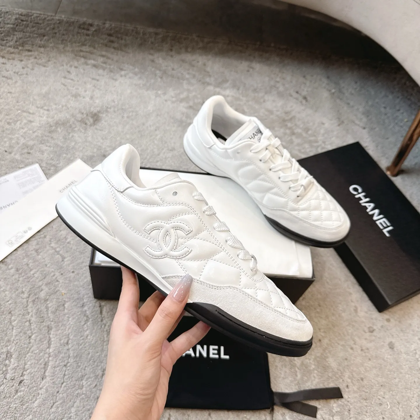 CHANEL 25s ラムスキンのダイヤモンドパターン 黒白テニスシューズ - 画像 (4)