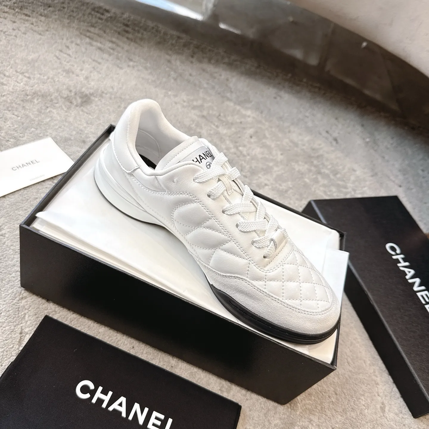 CHANEL 25s ラムスキンのダイヤモンドパターン 黒白テニスシューズ - 画像 (5)