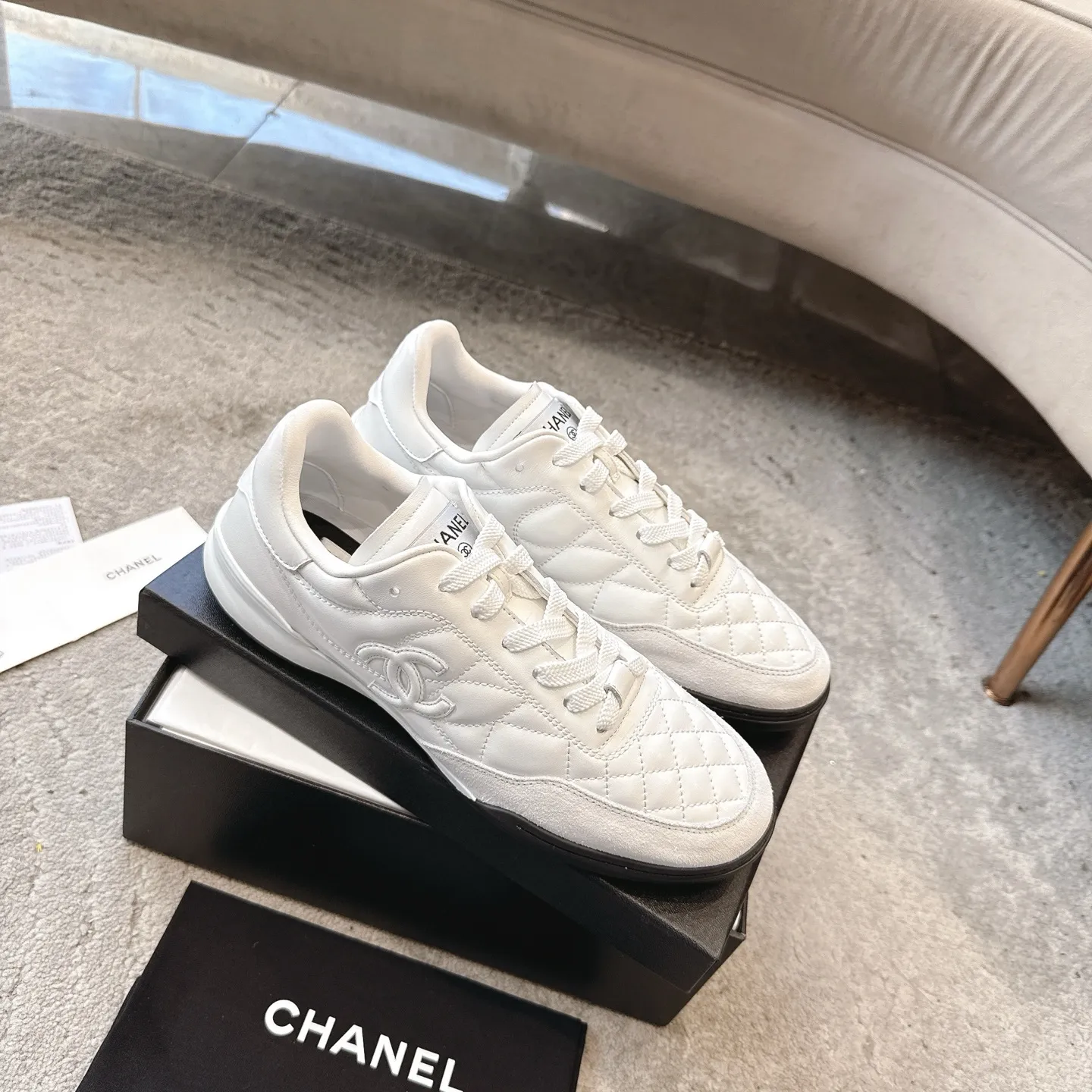 CHANEL 25s ラムスキンのダイヤモンドパターン 黒白テニスシューズ - 画像 (6)