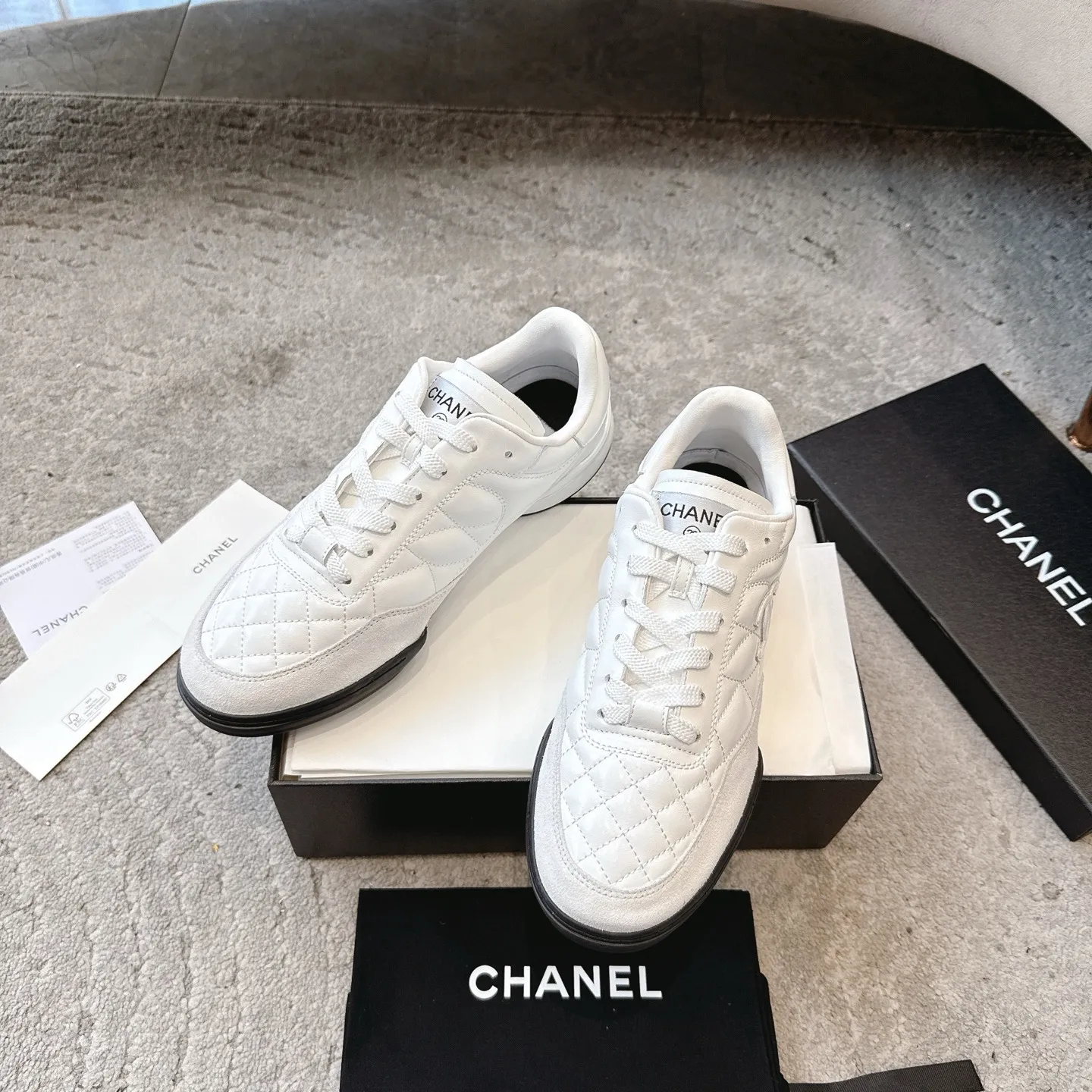 CHANEL 25s ラムスキンのダイヤモンドパターン 黒白テニスシューズ - 画像 (7)