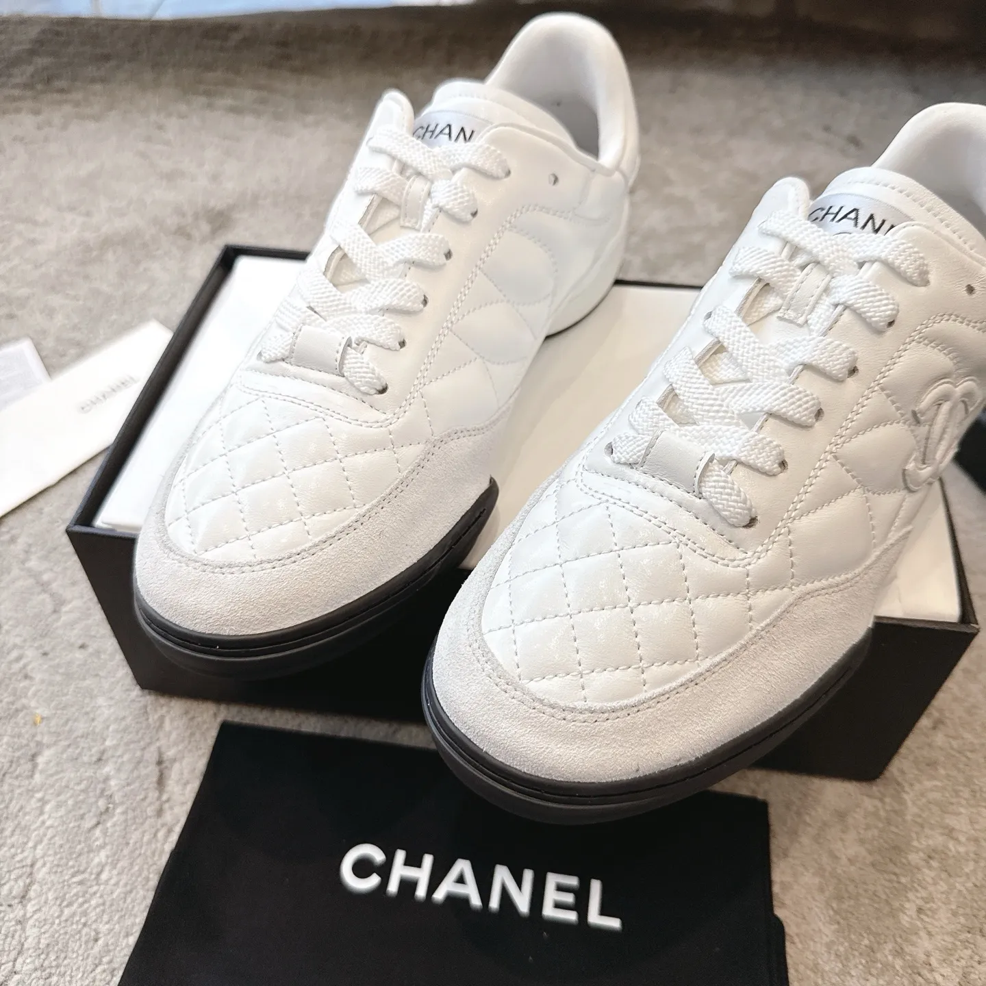 CHANEL 25s ラムスキンのダイヤモンドパターン 黒白テニスシューズ - 画像 (8)