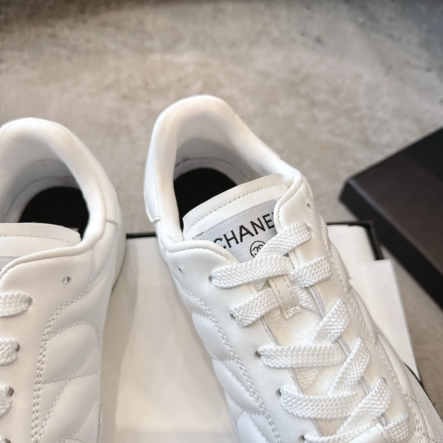 CHANEL 25s ラムスキンのダイヤモンドパターン 黒白テニスシューズ - 画像 (9)