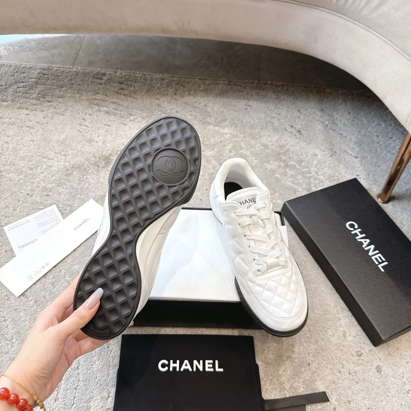 CHANEL 25s ラムスキンのダイヤモンドパターン 黒白テニスシューズ - 画像 (10)