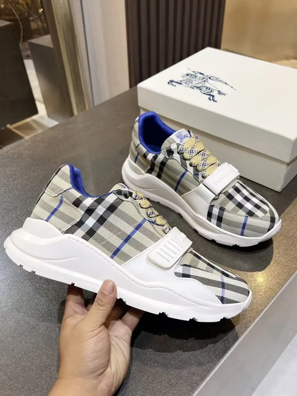 Burberry ブルー格子柄スニーカー新作 - 画像 (3)