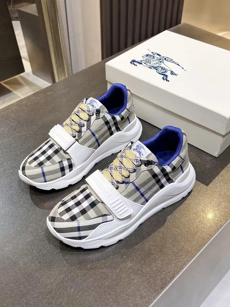 Burberry ブルー格子柄スニーカー新作 - 画像 (4)