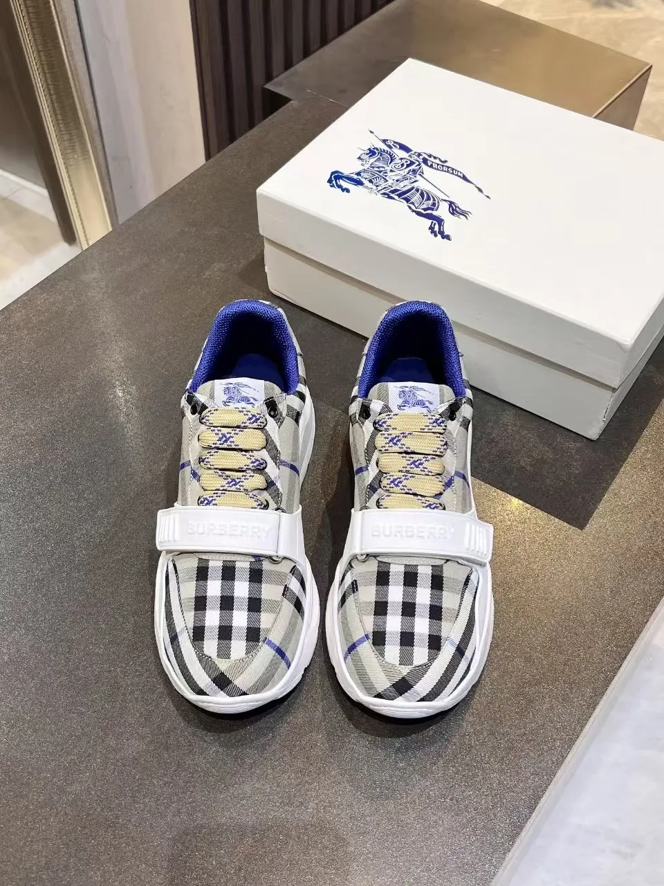 Burberry ブルー格子柄スニーカー新作 - 画像 (5)