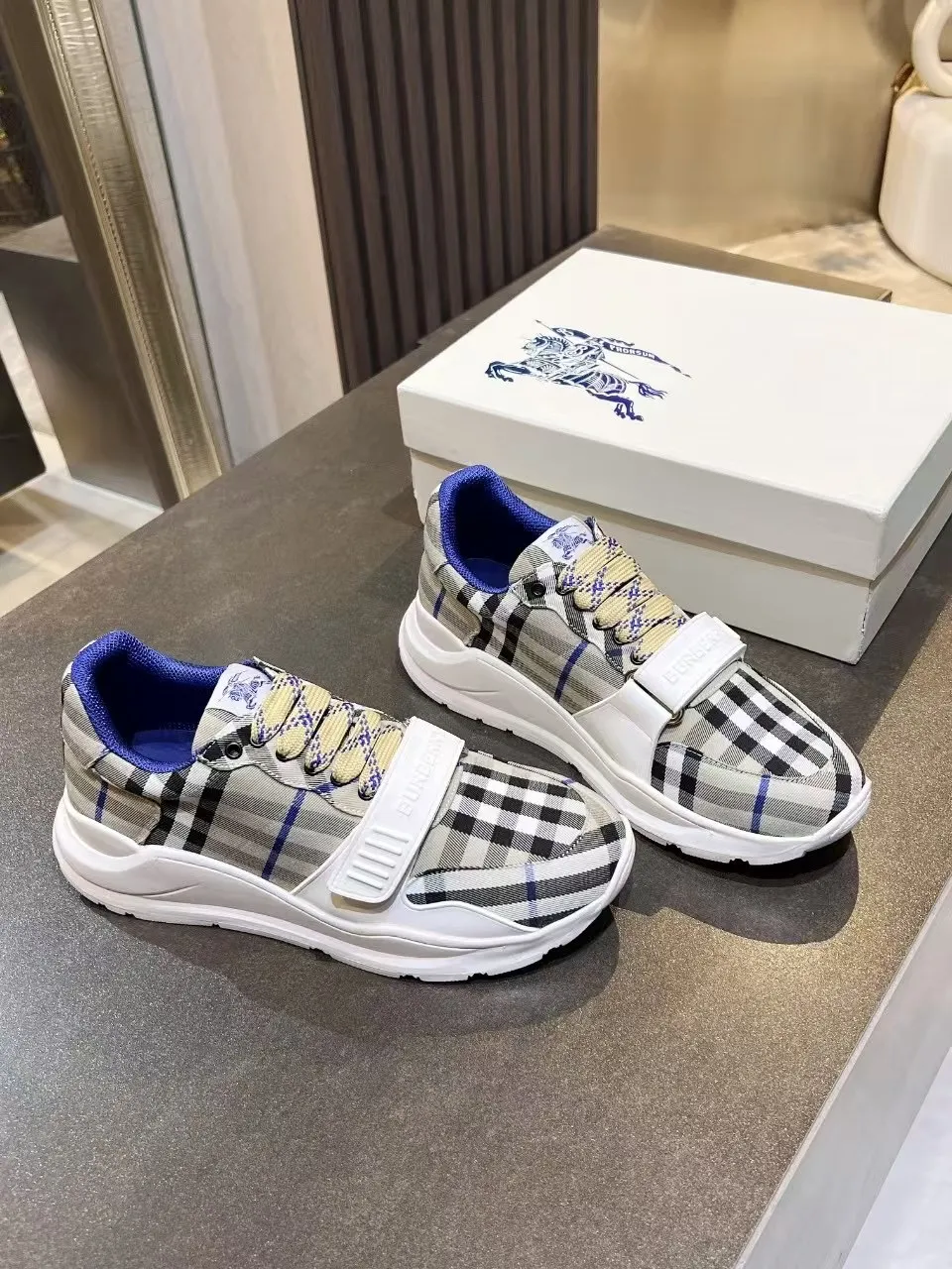 Burberry ブルー格子柄スニーカー新作 - 画像 (6)