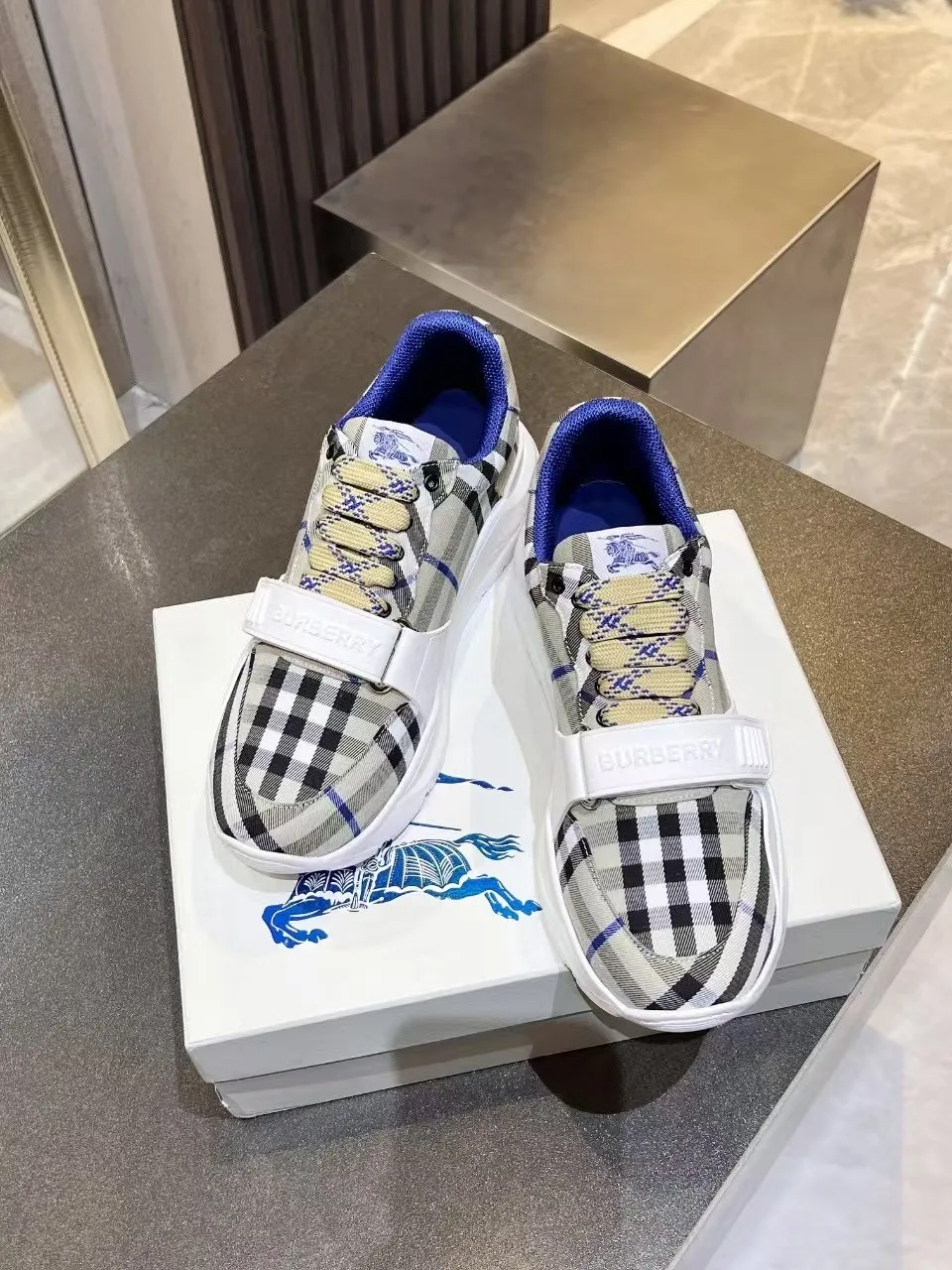 Burberry ブルー格子柄スニーカー新作 - 画像 (8)