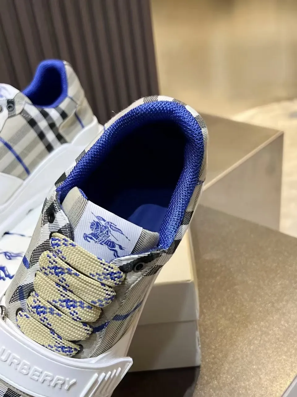 Burberry ブルー格子柄スニーカー新作 - 画像 (10)