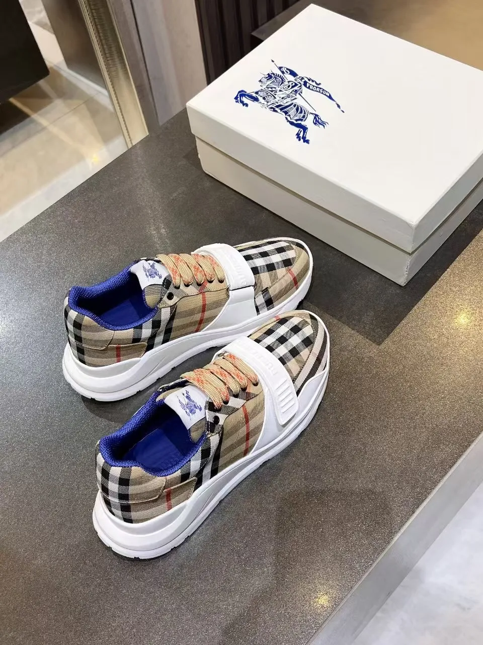 Burberry ビジネスシューズ ベージュ チェック柄 - 画像 (3)