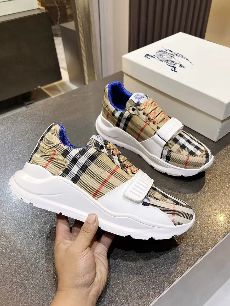 Burberry ビジネスシューズ ベージュ チェック柄 - 画像 (5)