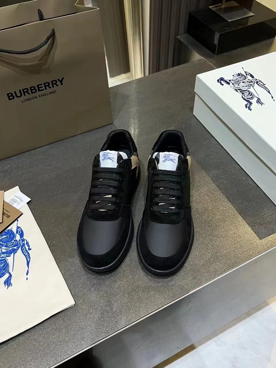 BURBERRY ブラック メッシュライニング スニーカー - 画像 (3)