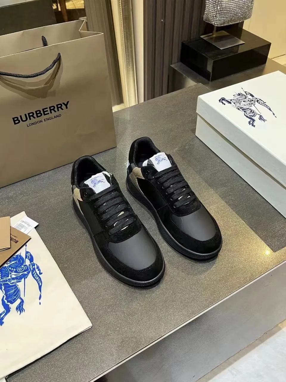 BURBERRY ブラック メッシュライニング スニーカー - 画像 (4)