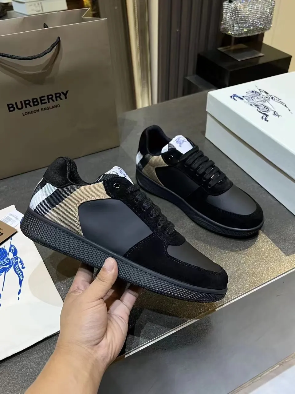 BURBERRY ブラック メッシュライニング スニーカー - 画像 (7)