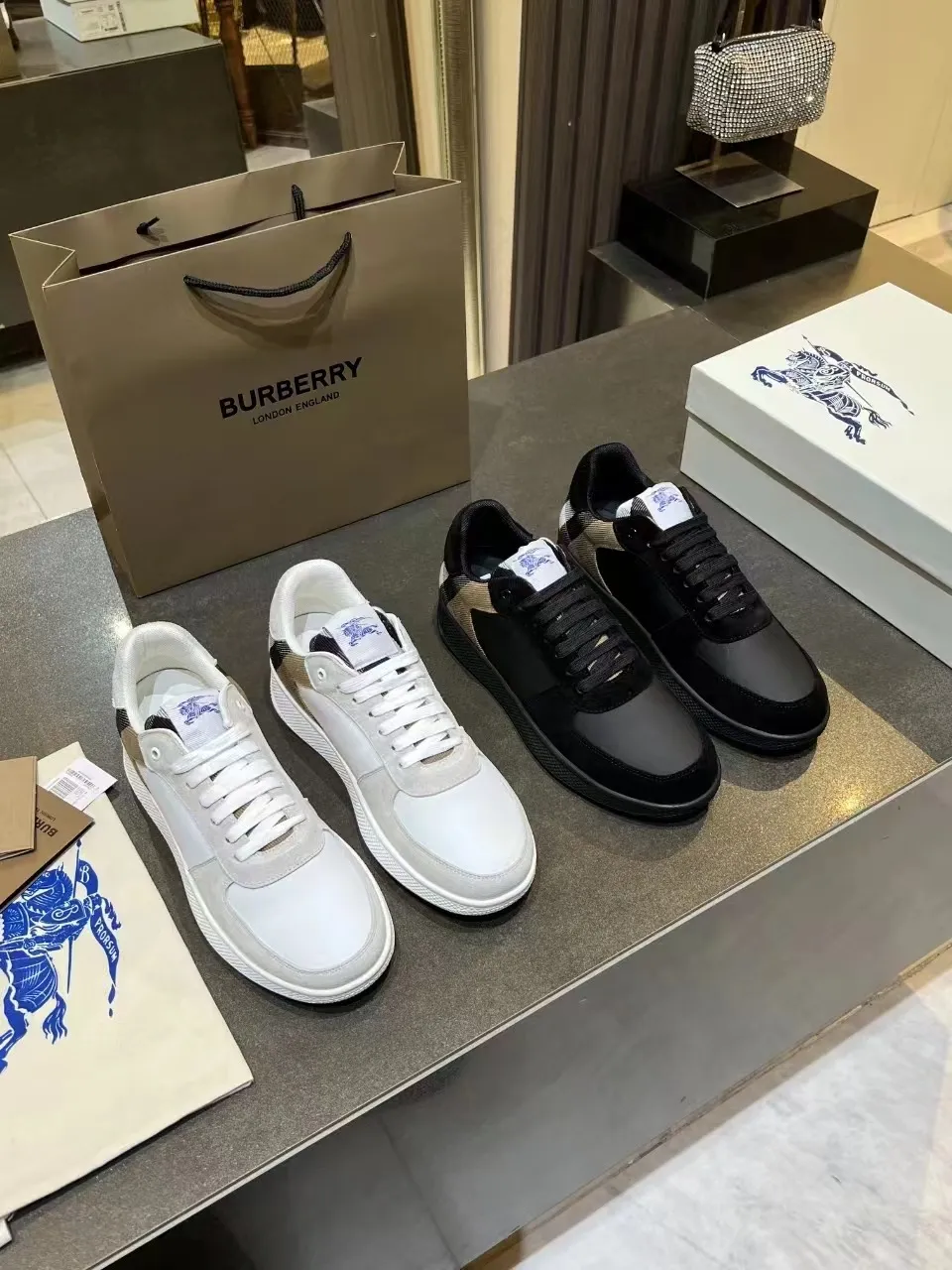 BURBERRY ブラック メッシュライニング スニーカー - 画像 (9)